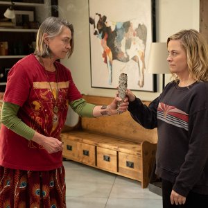 Wine Country: Cherry Jones, Amy Poehler in una scena del film