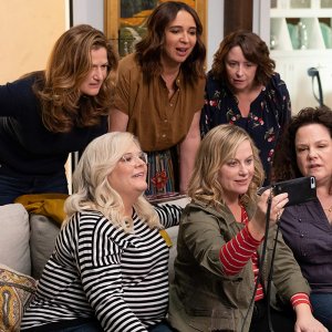 Wine Country: Rachel Dratch, Ana Gasteyer, Amy Poehler, Maya Rudolph, Emily Spivey, Paula Pell in una scena del film