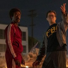 Black Monday: Don Cheadle e Andrew Rannells in una scena