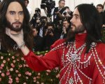 Jared Leto al Met Gala con un look 'da perdere la testa'