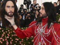 Jared Leto al Met Gala con un look 'da perdere la testa'