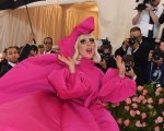 Lady Gaga si spoglia per il MET Gala 2019