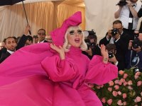 Lady Gaga si spoglia per il MET Gala 2019