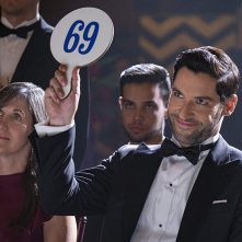 Lucifer: Tom Ellis in una scena della quarta stagione