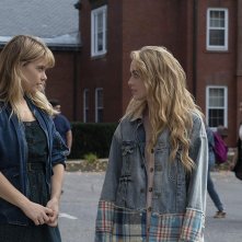 The Society: Kathryn Newton e Rachel Keller in una scena della serie