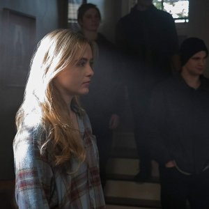 The Society: Kathryn Newton, Toby Wallace in una scena della serie