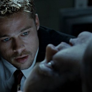 Brad Pitt in una scena di Seven