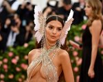 Emily Ratajkowski quasi in topless: il suo abito al Met Gala 2019 vi farà volare