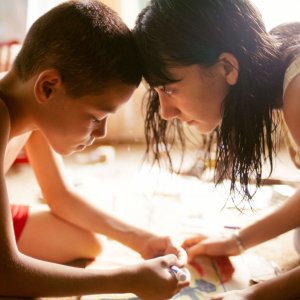 Quando eravamo fratelli: Sheila Vand, Evan Rosado in una scena del film