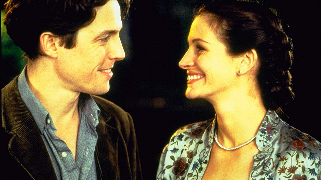 Hugh Grant e Julia Roberts in una scena di Notting Hill