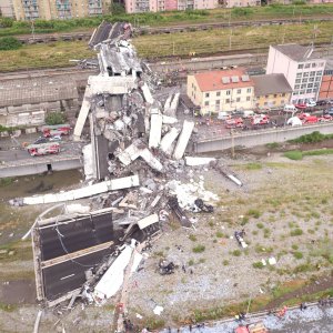 Il ponte di Genova: Cronologia di un disastro, una foto del ponte dopo il crollo