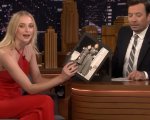 Il Trono di Spade 8x04: Sophie Turner accusa Emilia Clarke sulla tazza di Starbucks