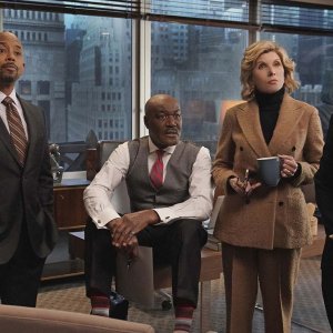 The Good Fight: Christine Baranski, Delroy Lindo, Michael Boatman, Audra McDonald in una scena della terza stagione