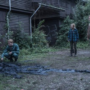 The Rain: Alba August, Mikkel Boe Følsgaard, Lucas Lynggaard Tønnesen in una scena della seconda stagione