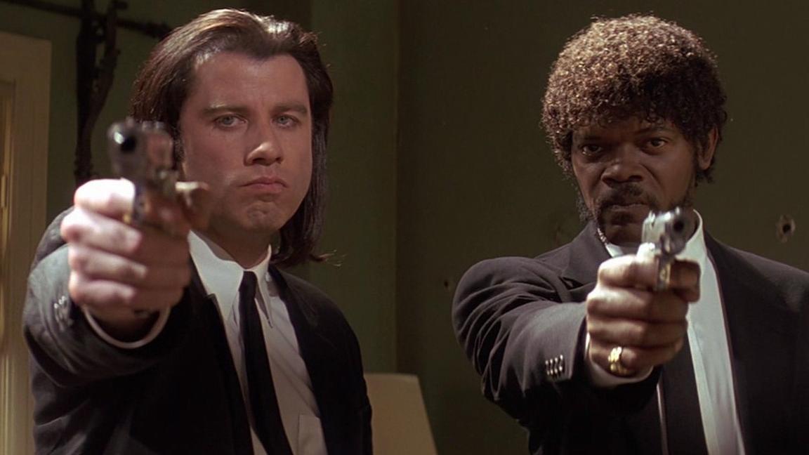 John Travolta e Samuel L. Jackson con le pistole spianate