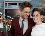 Robert Pattinson e Kristen Stewart si sentono ancora, ma di Suki Waterhouse lui non parla