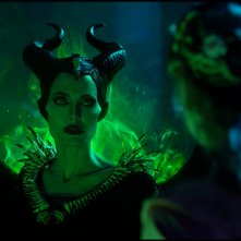 Maleficent: Signora del Male, Angelina Jolie ed Elle Fanning in una scena del film