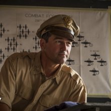 Catch-22: Kyle Chandler durante una scena