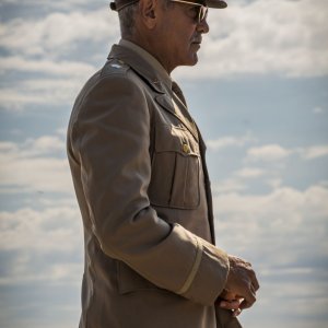 Catch-22: George Clooney in una scena della serie