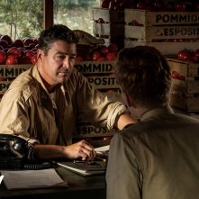 Catch-22: una scena con Kyle Chandler che interpreta il Colonnello Cathcart