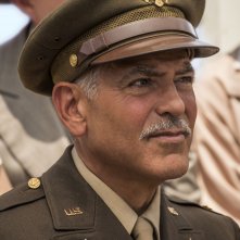 Catch-22: un primo piano di George Clooney