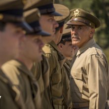 Catch-22: una scena della serie con George Clooney