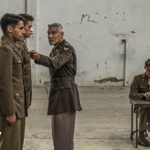 Catch-22: George Clooney, Christopher Abbott, Pico Alexander, Lewis Pullman in una scena della serie