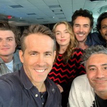 Free Guy: Ryan Reynolds, Taika Waititi e Shaun Levy nella prima foto dal set
