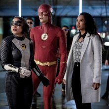 The Flash: Grant Gustin, Jessica Parker Kennedy e Candice Patton in una scena della quinta stagione