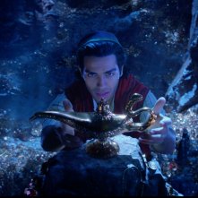 Aladdin:  Mena Massoud mentre prende la lampada del Genio