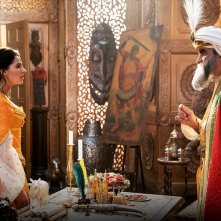 Aladdin: Navid Negahban, Naomi Scott in una scena del film