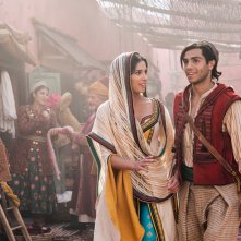 Aladdin: Mena Massoud e Naomi Scott in una scena