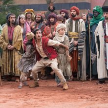 Aladdin:  Mena Massoud in una sequenza del film