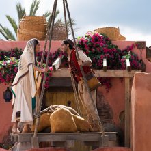 Aladdin: Naomi Scott, Mena Massoud durante  una scena del film