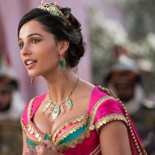 Aladdin:  una scena del film con Naomi Scott