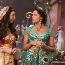 Aladdin: Nasim Pedrad, Naomi Scott in una scena del film