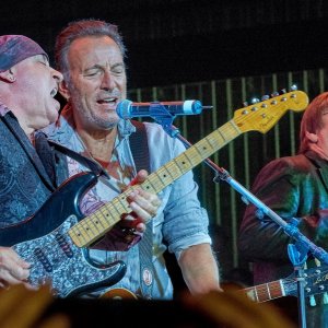 Asbury Park: Lotta, Redenzione, Rock and Roll, Bruce Springsteen in una scena del docu-film