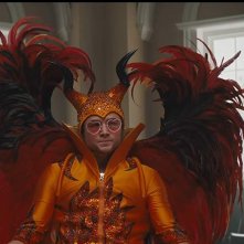 Rocketman: Taron Egerton in uno dei favolosi costumi di scena