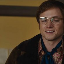 Rocketman: Taron Egerton durante una sequenza