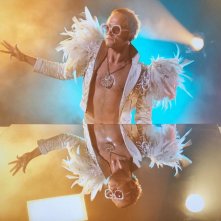 Rocketman: Taron Egerton durante una scena