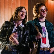 Rocketman: Taron Egerton insieme a Jamie Bell durante una scena