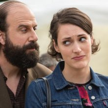 Fleabag: Phoebe Waller-Bridge e Brett Gelman in una scena della seconda stagione