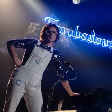Rocketman: Taron Egerton in 'scena' durante un concerto