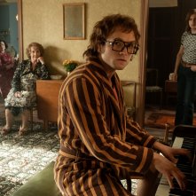 Rocketman: Taron Egerton durante un'immagine del film