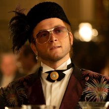 Rocketman: Taron Egerton con un altro costume impeccabile del film