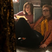 Rocketman: Jamie Bell insieme aTaron Egerton in  una scena del film