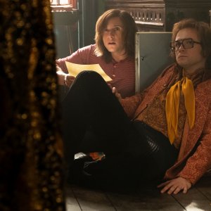 Rocketman: Jamie Bell insieme aTaron Egerton in  una scena del film