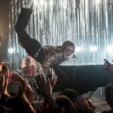 Rocketman: Taron Egerton è Elton John in una scena del film