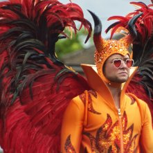 Rocketman: Taron Egerton con il bellissimo costume creato da Julian Day