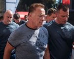 Arnold Schwarzenegger aggredito in Sudafrica con un calcio volante